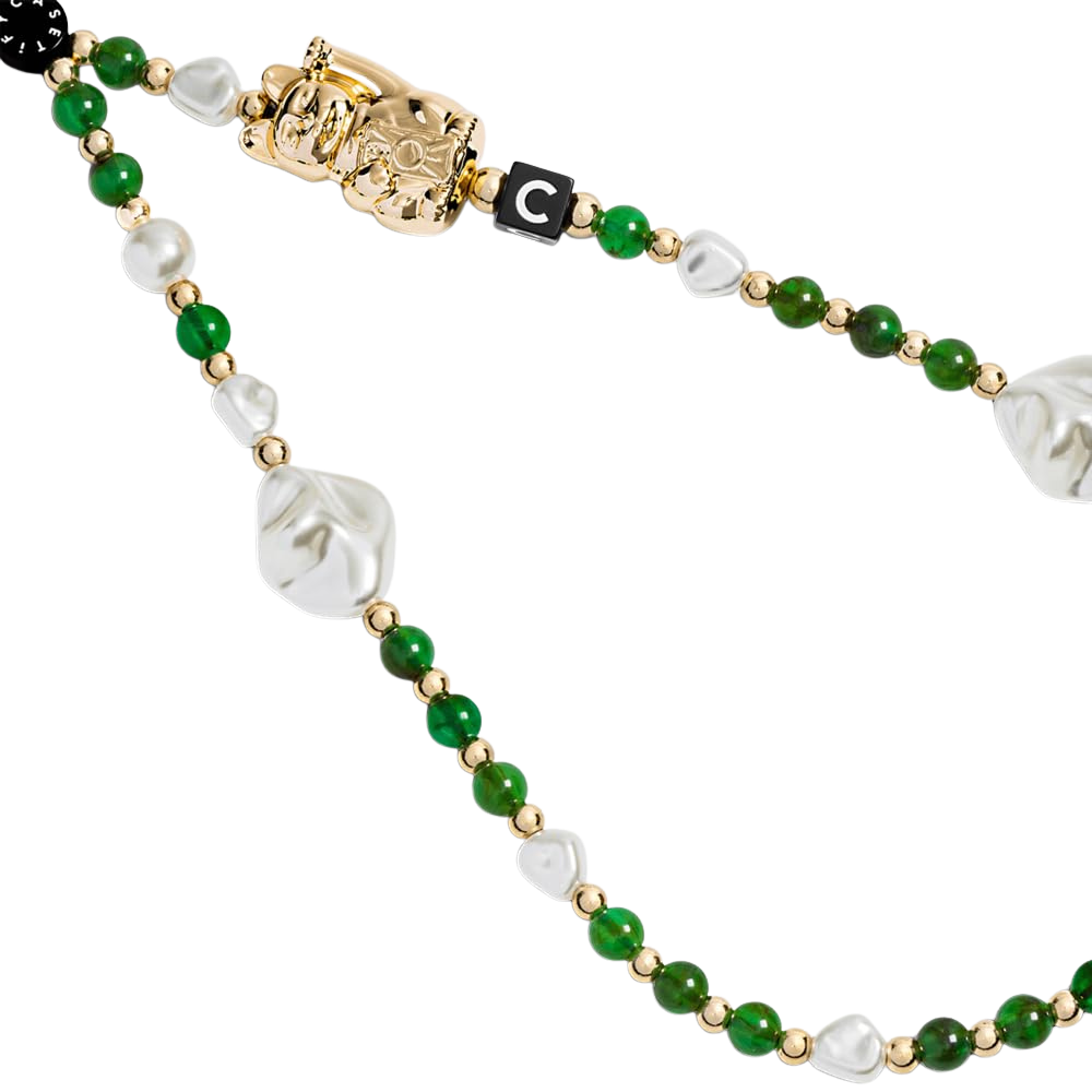 Casetify Strap de Mano Lucky Cat Green detalle - cuentas jade, perlas barrocas y gato de la suerte en oro