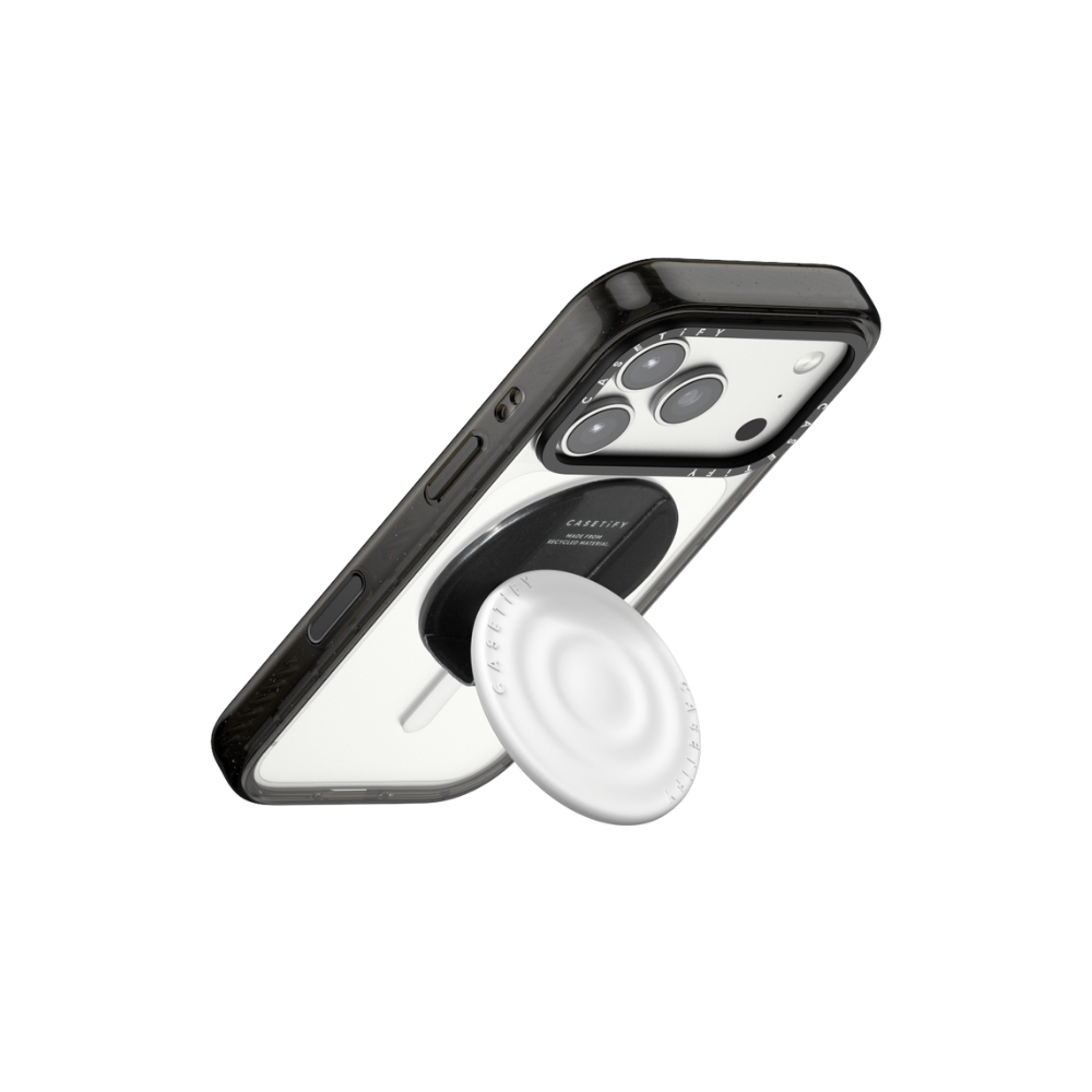 Casetify Snappy Ripple Grip Stand Blanco funcionando como soporte stand para iPhone con funda Casetify