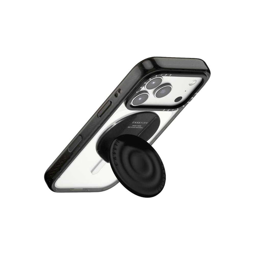 Casetify Snappy Ripple Grip Stand Negro como soporte stand para iPhone con funda Casetify transparente