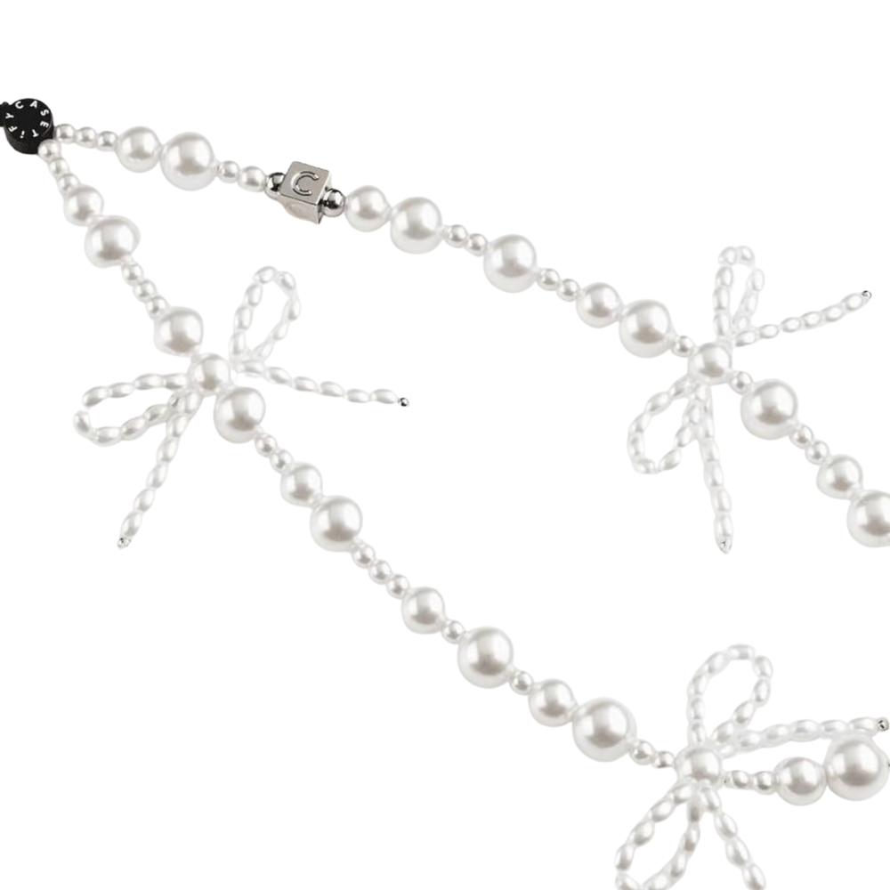 Casetify Strap de Mano Pearl Bows White detalle - lazos de perlas delicados y broche plateado Casetify