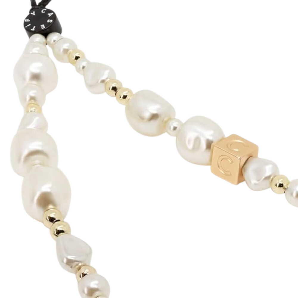 Casetify Strap de Mano Pearl Luxe Gold detalle - perlas barrocas irregulares con cuentas doradas y dije caja Casetify