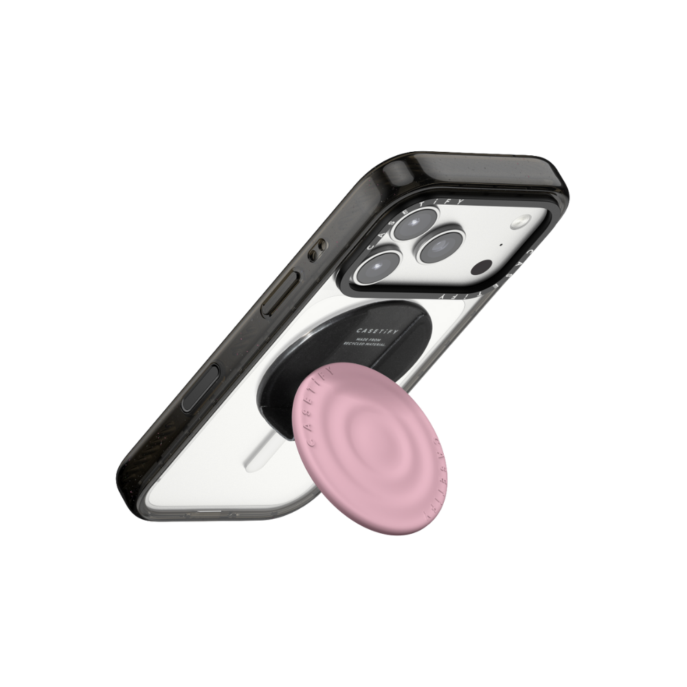 Casetify Snappy Ripple Grip Stand Rosado funcionando como soporte stand para iPhone con funda Casetify