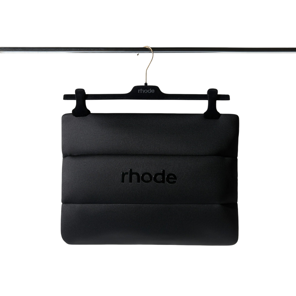 Rhode Cosmetic Bag Black - Vista frontal colgada percha bolsa nube negra skincare Guatemala