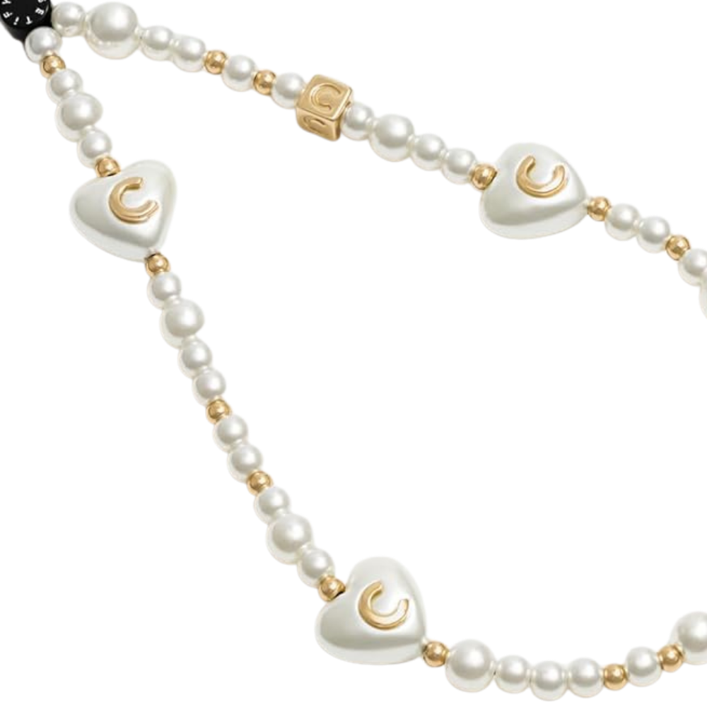 Casetify Strap de Mano Pearl Hearts Gold - detalle close-up perlas corazones dorados accesorio celular Guatemala
