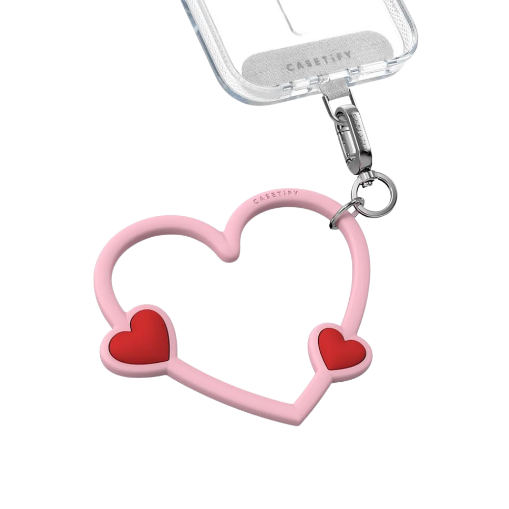 Casetify Strap Heart Pink Passion detalle - forma corazón rosado con pequeños corazones rojos decorativos