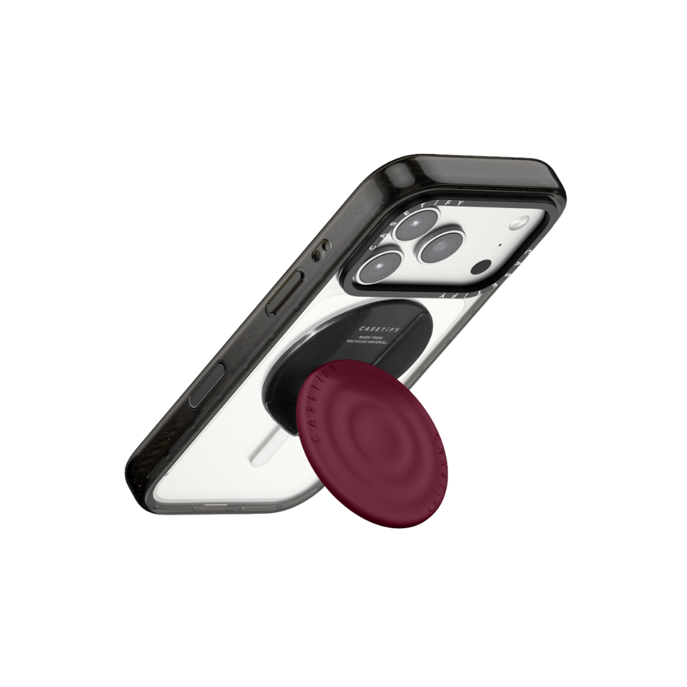 Casetify Snappy Ripple Grip Stand Mulberry funcionando como soporte stand para iPhone con funda Casetify