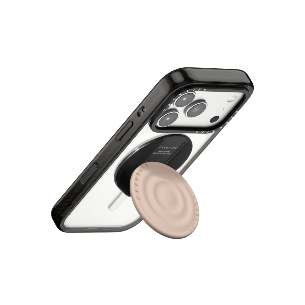 Casetify Snappy Ripple Grip Stand Oat - funcionando como soporte stand lateral para iPhone con funda Casetify