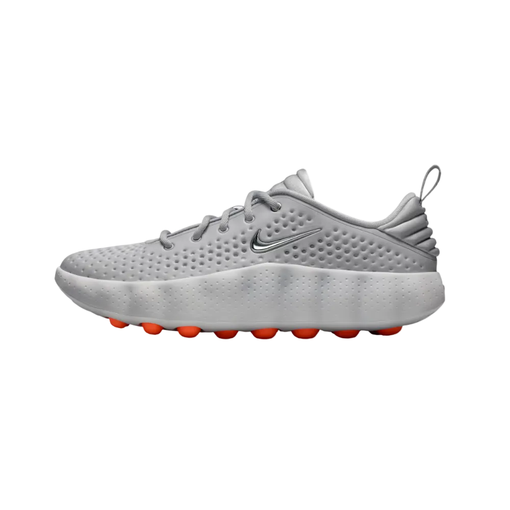 Tenis Nike Mind 002 Light Smoke Grey - vista trasera con logo Swoosh y cápsulas naranjas