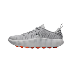 Tenis Nike Mind 002 Light Smoke Grey - vista trasera con logo Swoosh y cápsulas naranjas