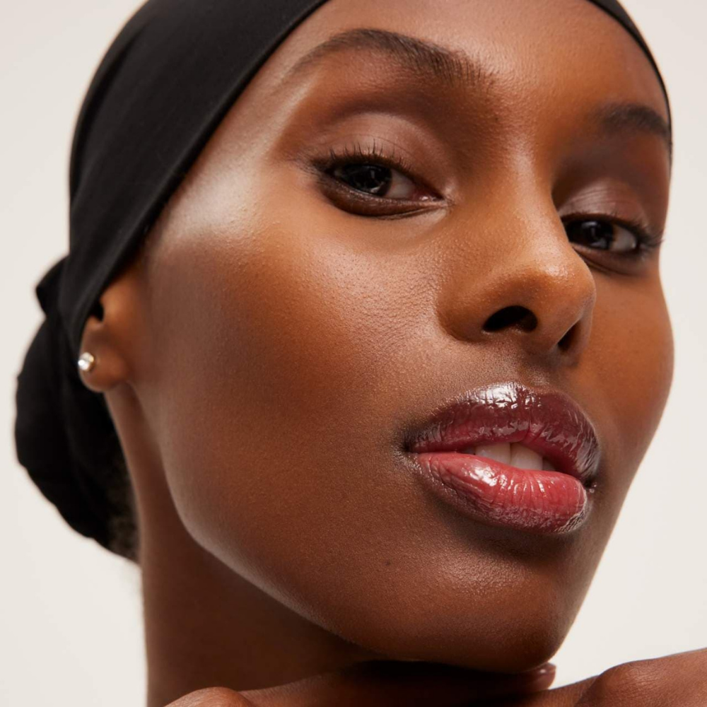 Mujer con Summer Fridays Lip Butter Balm Brown Sugar - labios marrones glossy hidratados elegantes