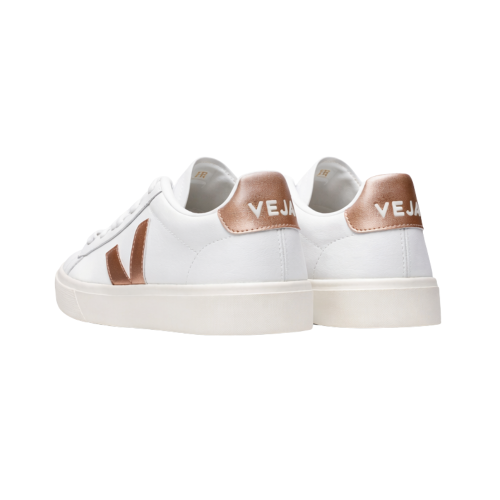 VEJA Campo Leather White Copper vista trasera - talón cobre metálico logo VEJA bordado zapatillas ecológicas
