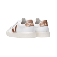 VEJA Campo Leather White Copper vista trasera - talón cobre metálico logo VEJA bordado zapatillas ecológicas