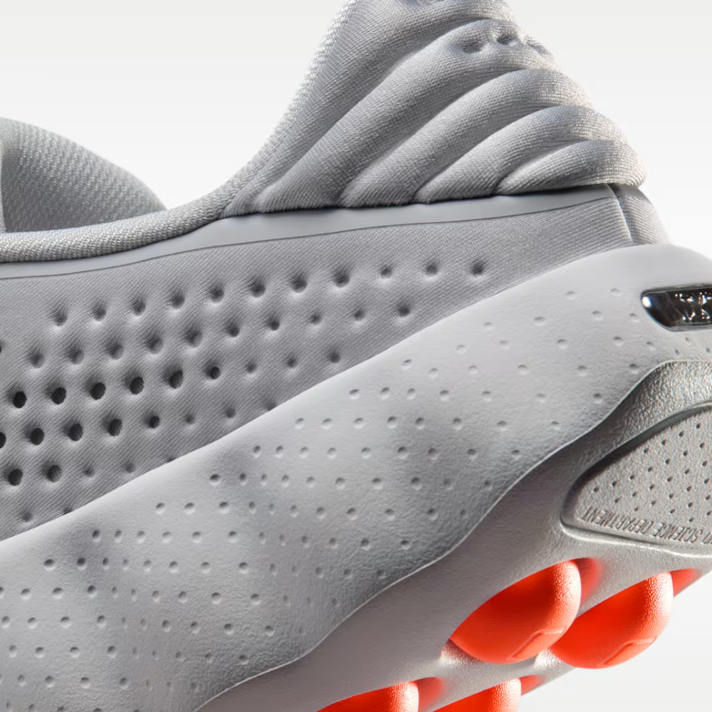 Detalle del tacón Nike Mind 002 - parte superior perforada para transpiración eficaz