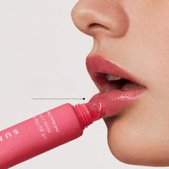 Mujer aplicando Summer Fridays Lip Butter Balm Pink Guava - labios rosados brillantes hidratados Guatemala