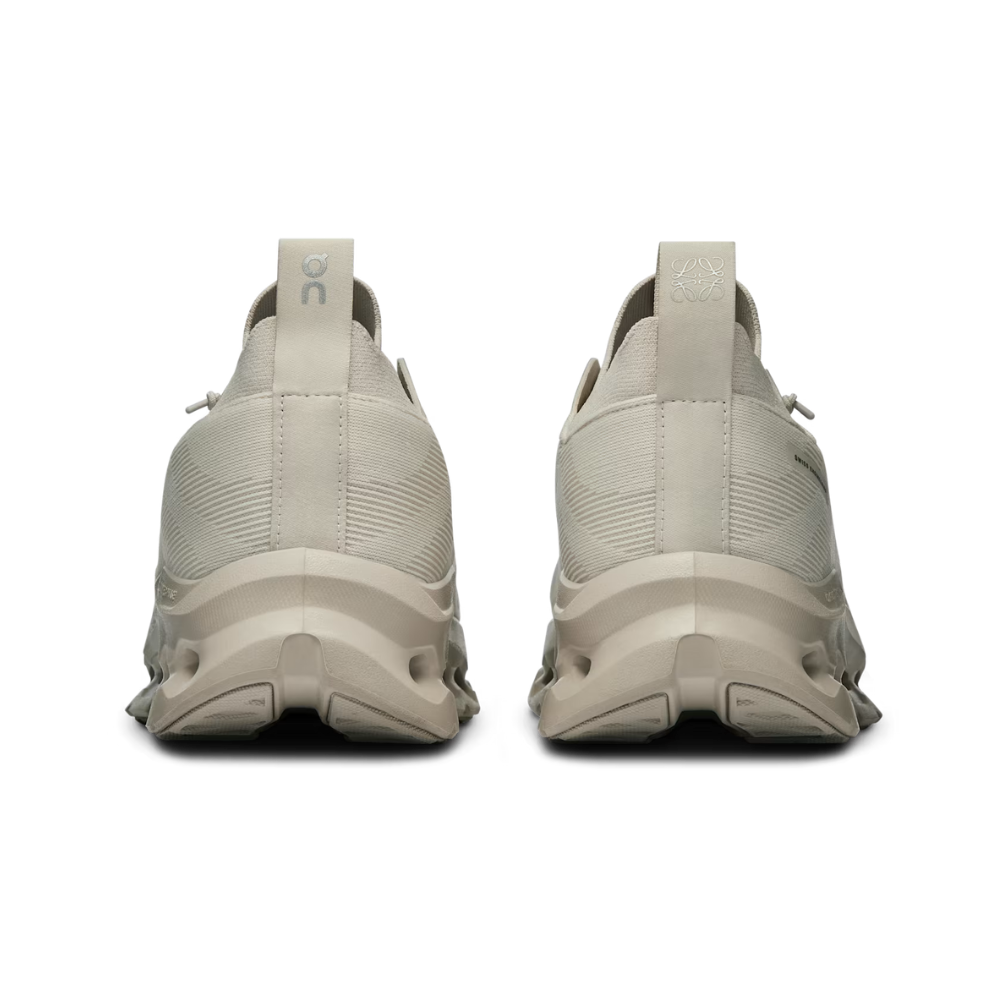 On Cloudtilt X Loewe Sand Edition vista trasera par - taón arena minimalista logo On Running Loewe