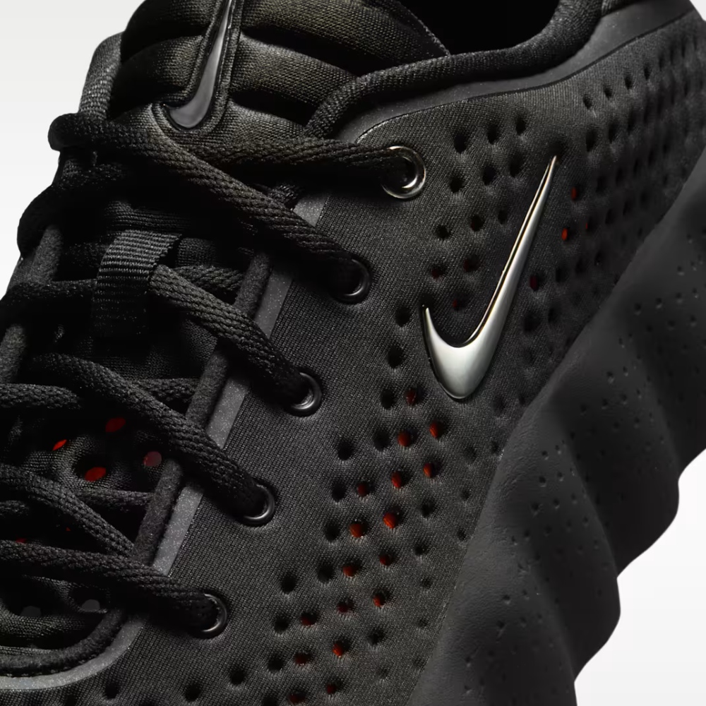 Tenis Nike Mind 002 detalle Swoosh - upper perforado negro con logo Nike plateado y ventilación superior