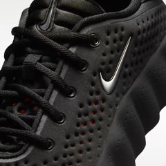 Tenis Nike Mind 002 detalle Swoosh - upper perforado negro con logo Nike plateado y ventilación superior