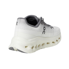 On Cloudtilt Rock Ivory vista trasera - talón gris suela CloudTec plataforma alta ligera deportiva urbana